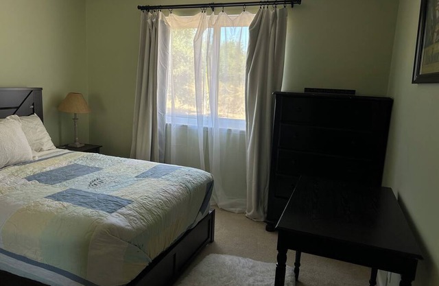 Quaint 4-bedroom house in Goleta Walk to beach, Perfect for visiting professors.