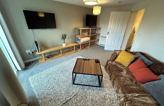 Spacious 2-Bedroom Flat Near Shops and Transport
