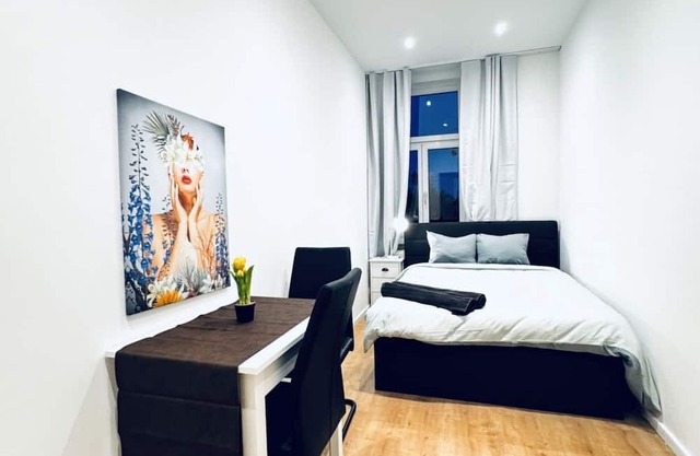 Cozy Room for 2 in 4BR Apt; Near Kaufpark Alterlaa