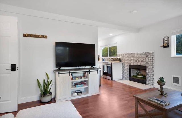 Pet Friendly |Updated |Centrally Located