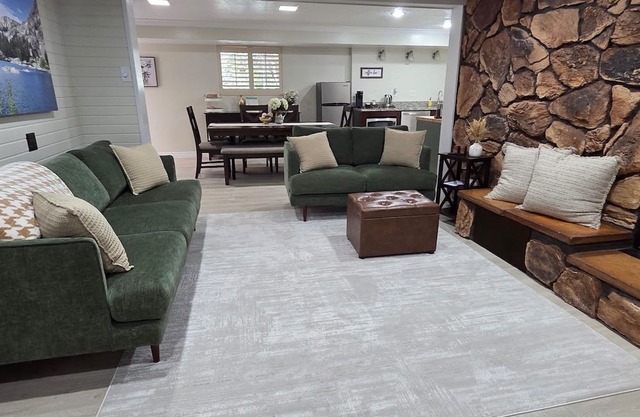Family-Friendly Retreat in Layton - New remodel, sleeps 6, Backyard Oasis