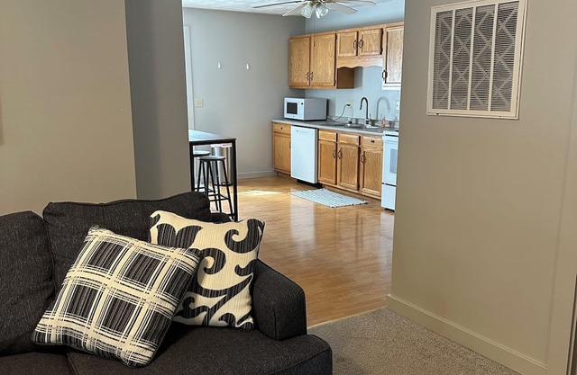 Charming 2-bedroom apartment with AC, fitness room/office in peaceful Wabash