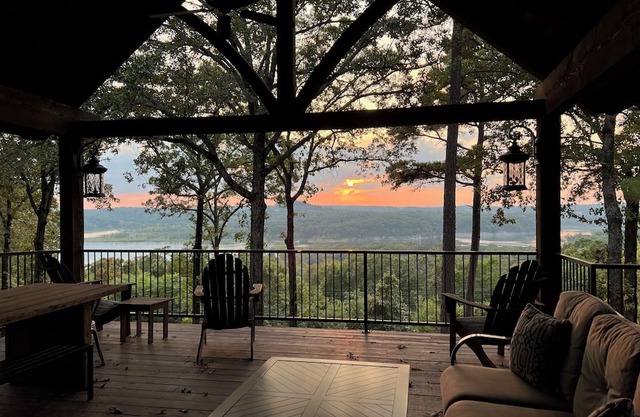 Charming cabin with amazing deck overlooking Lake Tenkiller