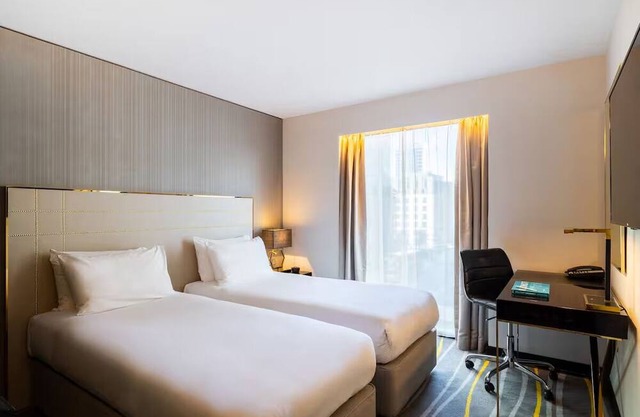 Stylish Twin Room w/ City Views & Walk-In Shower – Central London Stay