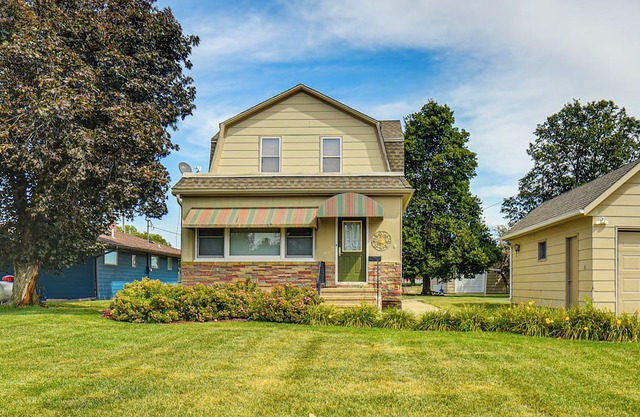2 Mi to Burke Lake: Quaint Small-Town Retreat!