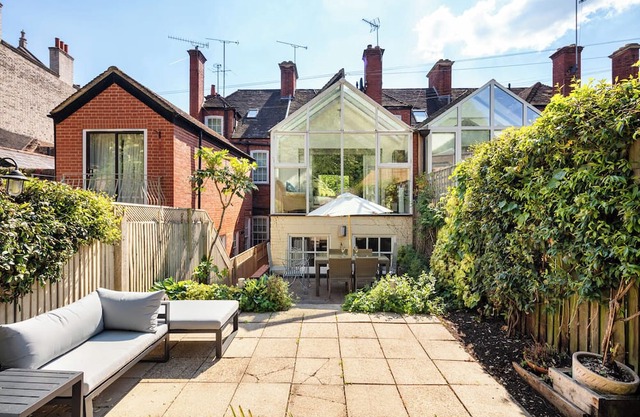 CASTLE VIEW, pet friendly in Windsor, Berkshire