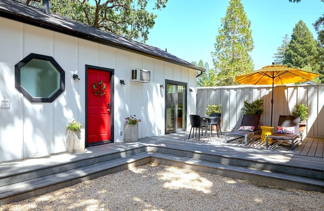 Cute Downtown Saint Helena Wine Country Cottage!