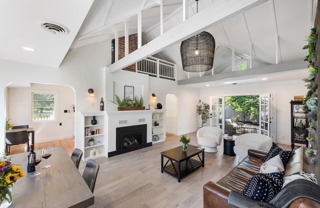Designer Saint Helena Home! Easy Walk to Downtown!