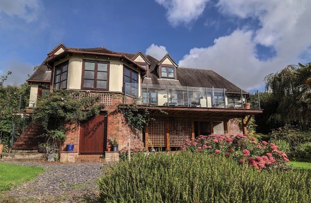 HEDGEROSE, pet friendly, character holiday cottage in Barnstaple