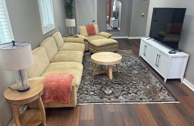 Beautiful Downtown Home, Close To Everything