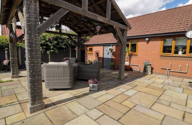 PENTRE COUNTRY STUDIO, pet friendly, with hot tub in Chirk