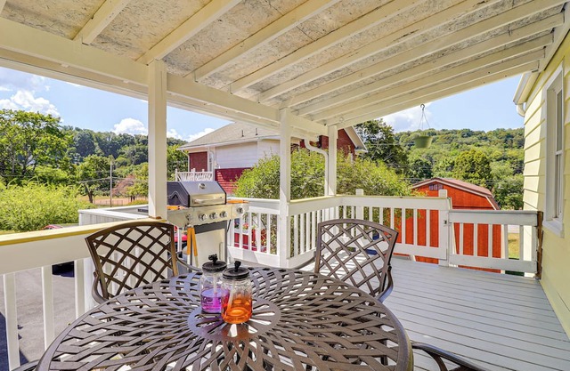 3 Mi to Dtwn & Flood Museum: 'Cozy Q Cottage'