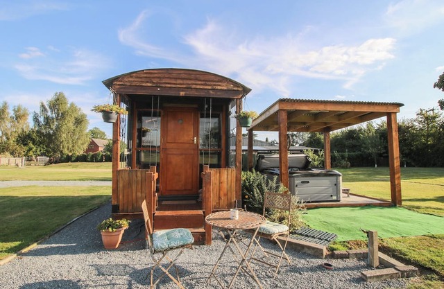 SHARON'S SHEPHERD HUT, pet friendly, with hot tub in Knockin