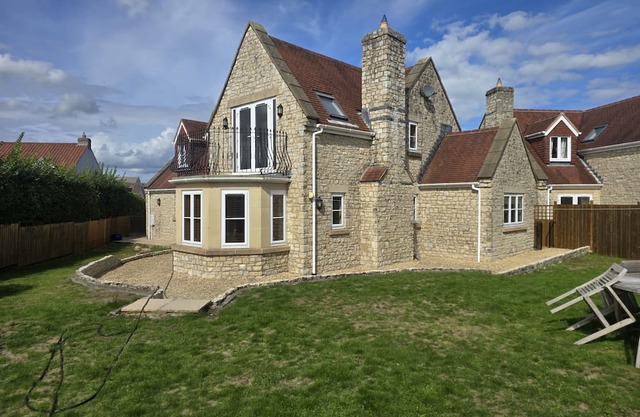 THE MILL HOUSE, pet friendly, with hot tub in Glastonbury