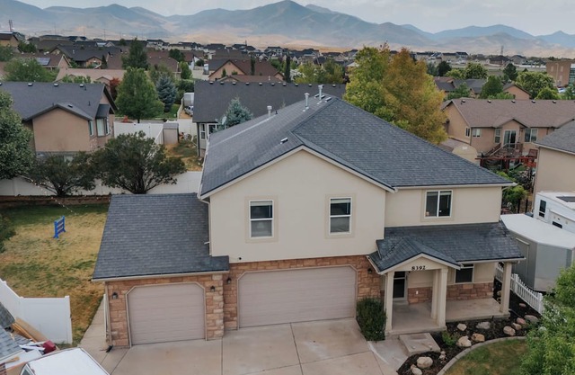 Modern 5BR Getaway Sleeps Large Groups Near Ski & City
