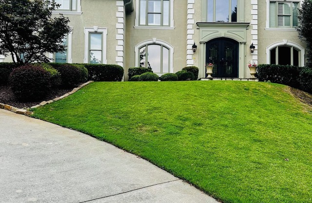 Spacious 5-bedroom house in peaceful Snellville with AC, gym, pool and spa