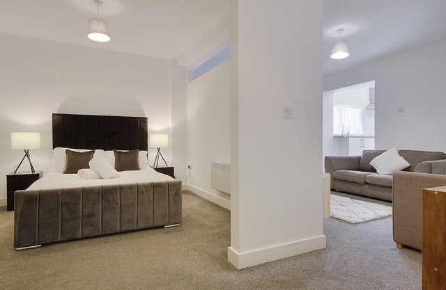 Modern Spacious GF Flat Wifi