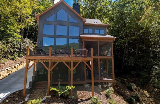 Spacious 5-bedroom house in Montreat with stunning views, spa, fitness room