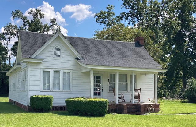 Historic Henry Ford built charming 3-bedroom house in center of Richmnd Hill.