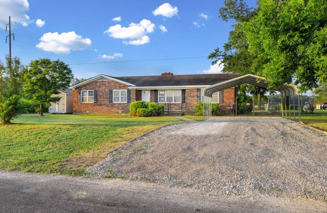 Charming Home on 1 Acre w/Game Room, WIFI, AC, EV!