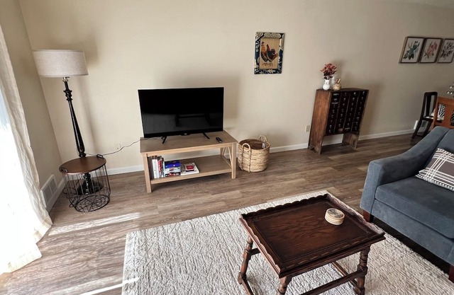 Charming, walkable triplex - no cleaning fee!