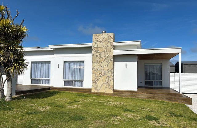 Your Coastal Escape in Kingston SE just a stone’s throw from the beach!