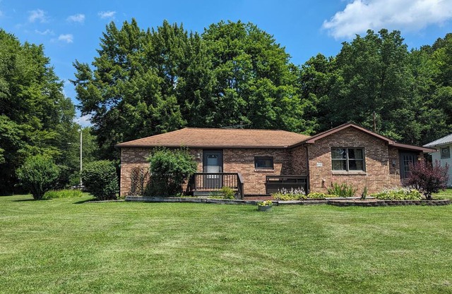 Comfortable 2-bedroom house with AC in charming Hubbard. Full Kitchen, Laundry