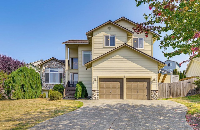 Spacious Yard & Deck: Home 8 Mi to Puget Sound!