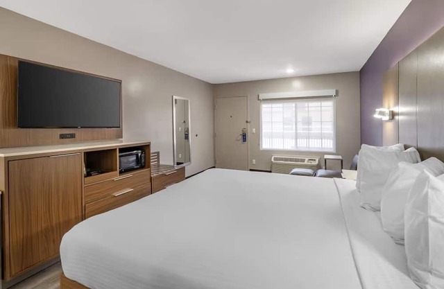 Affordable Comfort Near Top LA Beaches – Relax Post-Venice Boardwalk Stroll