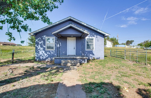 2 Mi to Phillips 66 Refinery: Home w/Yard