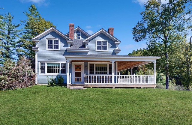 Private house w/seasonal mountain & meadow views, pond, balcony, porch, jacuzzi