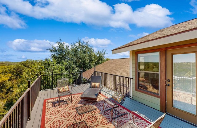 Spacious home including main and guesthouse with private Hot tub
