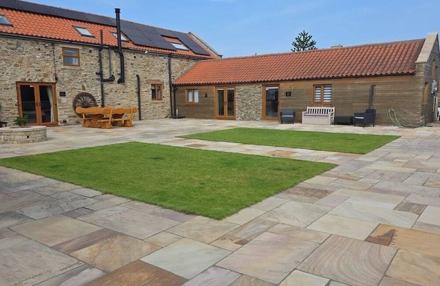 The Oak, Country Home, Sleeps 4 with Hot Tub
