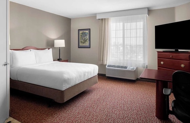 A Place You'll Surely Enjoy! Relaxing Studio Suite w/ Complimentary Breakfast!