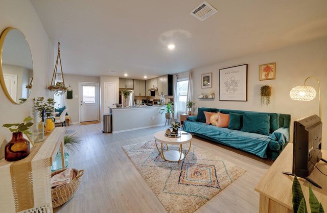 Easy Access to Dtwn San Antonio: Suburban Home