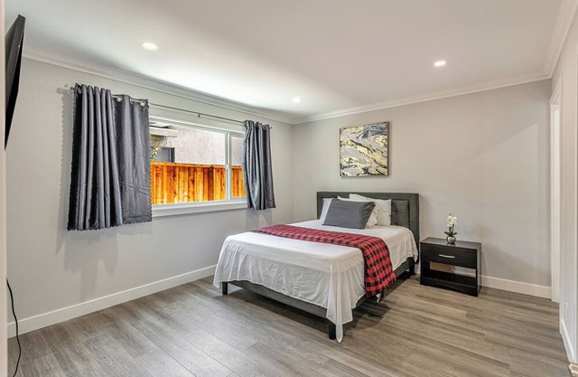 Newly Remodeled Spacious 5-bedroom house in SJ with FREE/WIFI/LAUNDRY/PARKINGS
