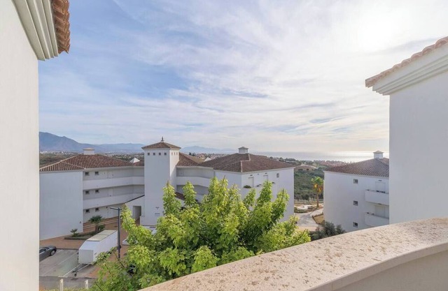 Chic apartment with sea and mountain views.Pool |2BR|4Min from the beach|.