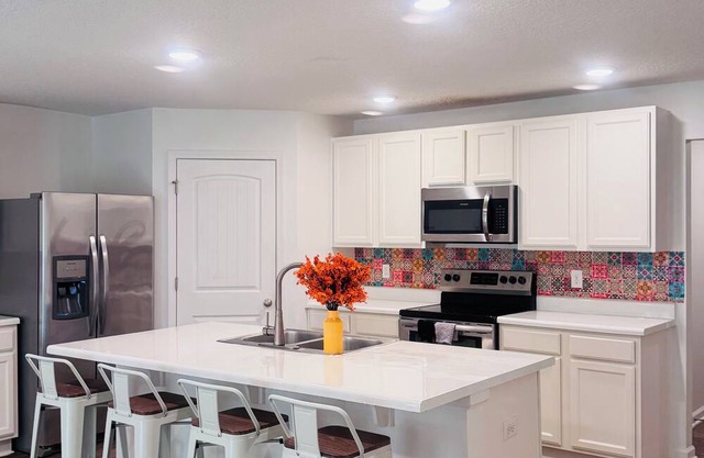 Beautiful retreat 25 min from Pensacola Beach and 35 min from Navarre Beach