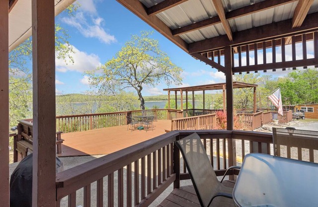 1bd/1bath cabin with beautiful views of Bull Shoals Lake in a quiet, peaceful area.
