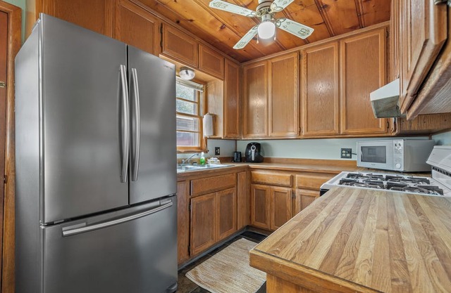 AMAZING property! Beautiful views of Bull Shoals Lake with on site amenities! 2bed/2bath cabin.