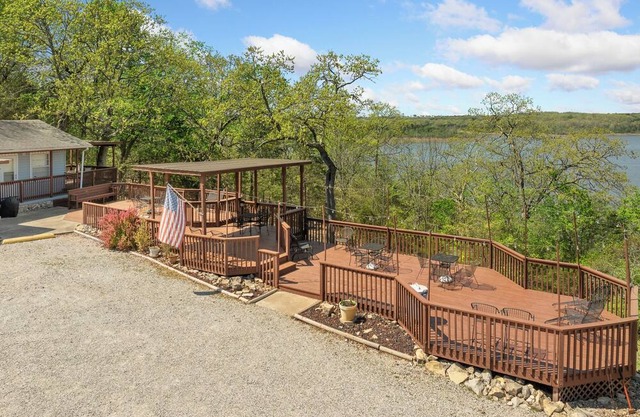 1bd/1bath cabin with beautiful views of Bull Shoals Lake.