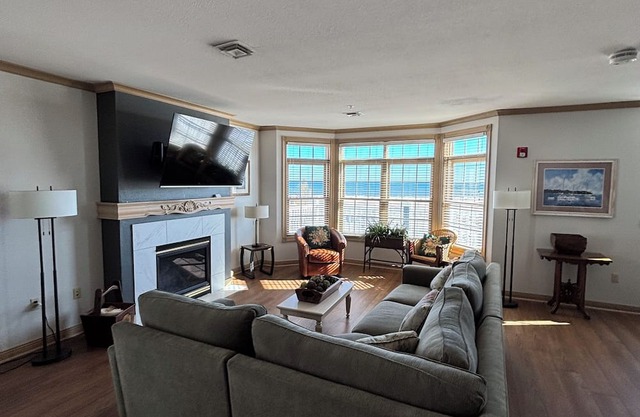 Luxury Lake Front Villa: Sleeps 12!