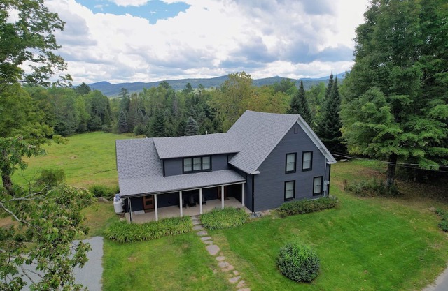 9FR Renovated home with beautiful views, large yard, dogs welcome!