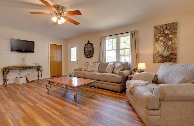 9 Mi to Effingham: Pet-Friendly Rural Escape