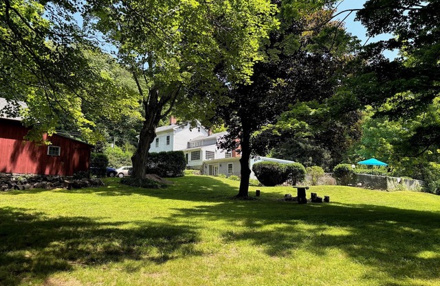 Southbury Charming Studio Retreat on Beautiful Grounds — Sleeps 4