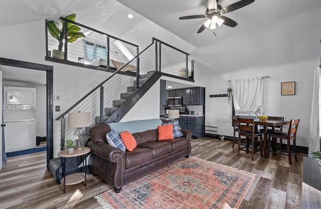 Cozy cabin in Pleasant Valley with AC - perfect getaway spot