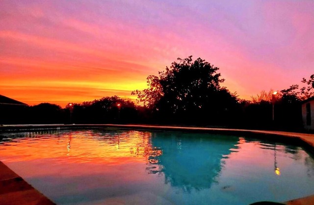 Peaceful Family Retreat – Minutes to AT&T & Rangers Stadiums, Six Flags & More!