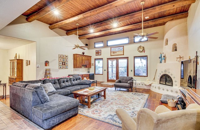 Stunning Sandia Mtn Views: Rio Rancho Retreat