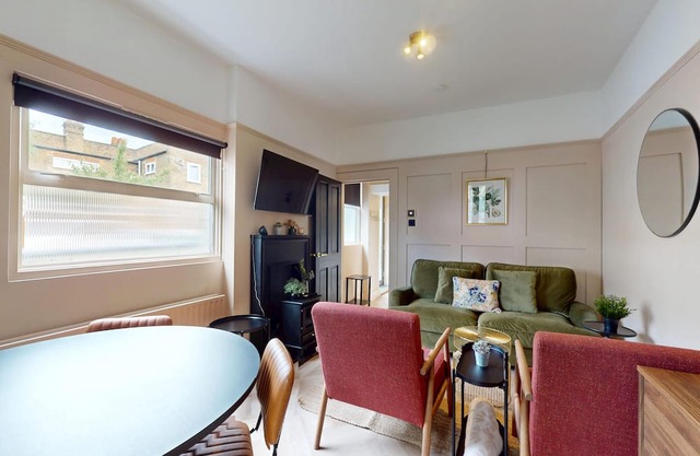 Stylish 2-Bed Cottage w/Courtyard Garden Near South Ealing Tube Station