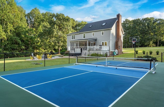 Clayton's Pickle - Enjoy Pickleball, Hot Tub, Fire Pit, 3 King Beds, Hammocks